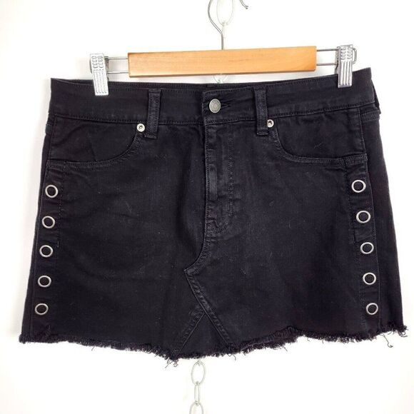American Eagle Black Denim Jean Mini Skirt Grommets Raw Edge Hem Womens 8 - Picture 1 of 4